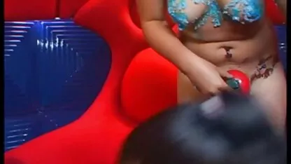 Klassische blonde PAWG in deutsche hardcore pornos gratis ihrer Blütezeit duscht