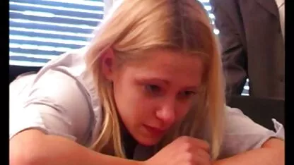 Zwei vollbusige Blondinen haben heißen Lesbensex auf der Couch pornosin hd